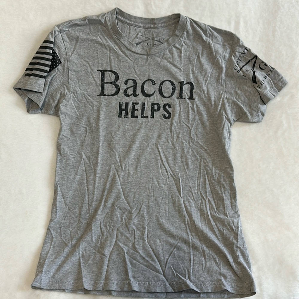 Grunt Style “Bacon Helps” tshirt small